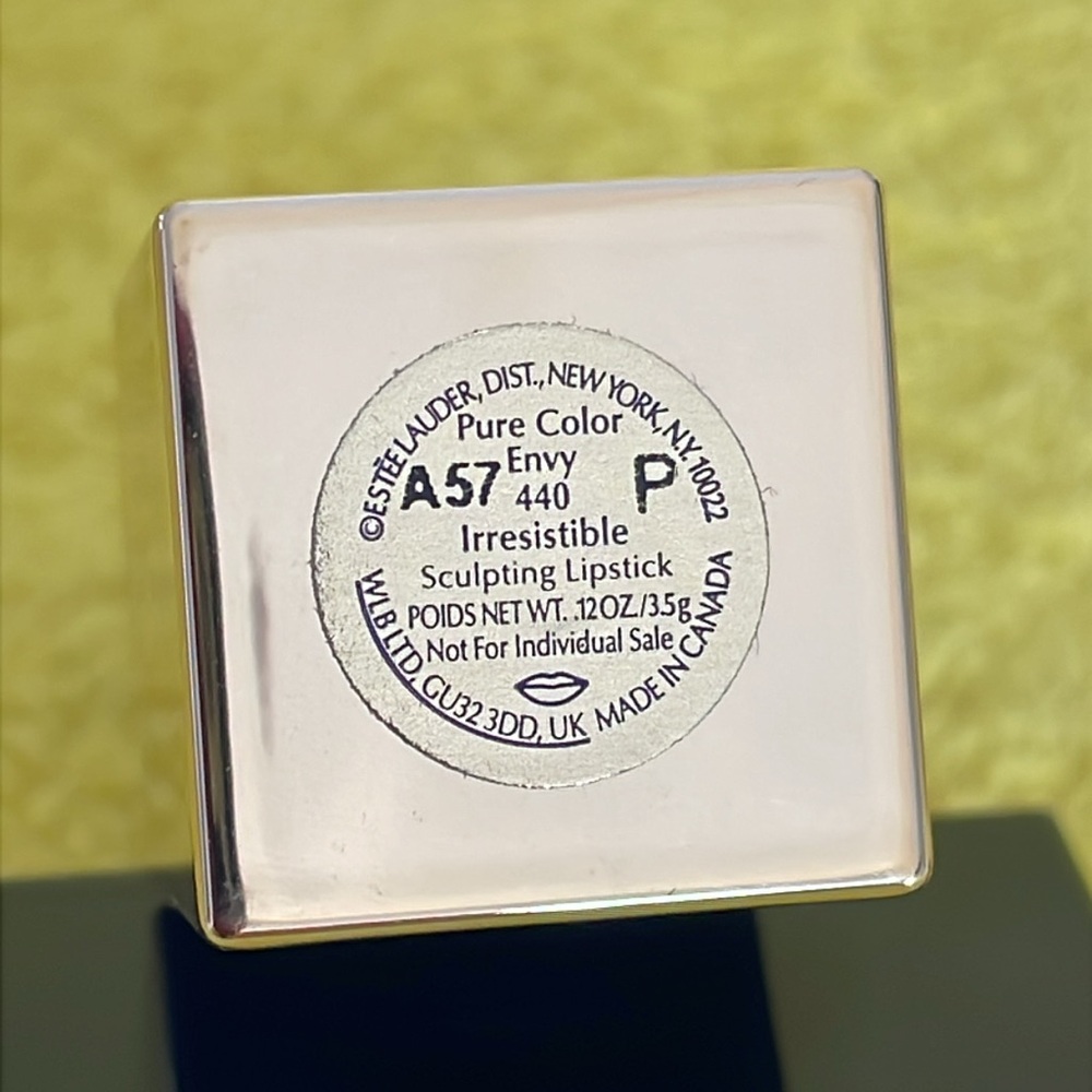Estée Lauder - Picture 2 of 2